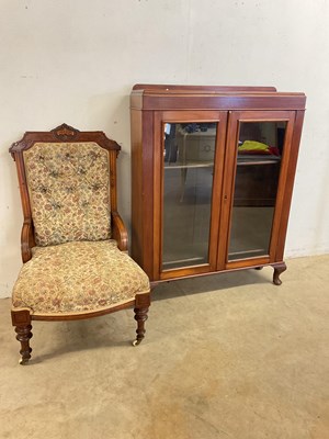 Lot 791 - A glazed display cabinet, height 117cm, width...