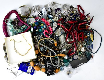 Lot 577 - A large quantity of mainly modern costume...