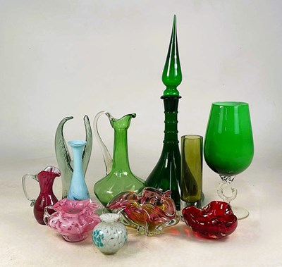 Lot 322 - A quantity of decorative art glass, to include...