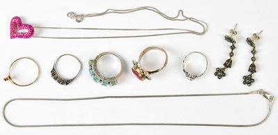 Lot 580 - A 9ct yellow gold ring set with a...