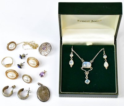 Lot 581 - A group of jewellery, comprising a 9ct yellow...