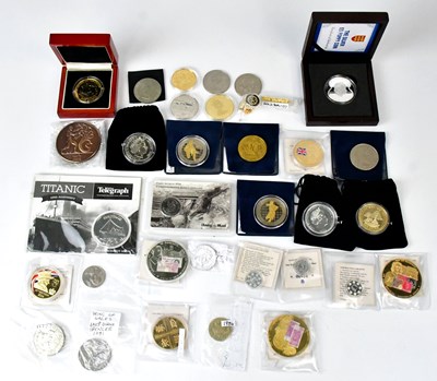 Lot 563 - A quantity of commemorative coinage, to...