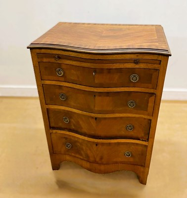 Lot 719 - A late 20th century mahogany veneered...