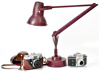 Lot 366 - A small collection of cameras including a...