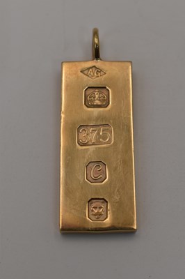 Lot 527 - A 9ct gold ingot pendant, hallmarked AG London...