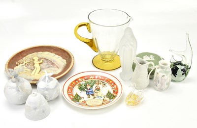 Lot 1352 - A collection of ceramics and glass comprising...