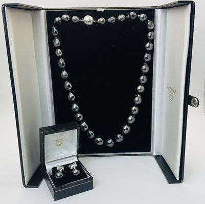 Lot 523 - A single string blackened pearl necklace with...