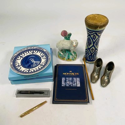 Lot 43 - A mixed group of collectable items to include...
