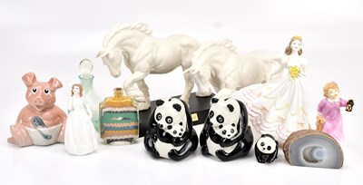 Lot 1454 - A mixed collection of ceramic figures...