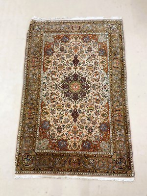 Lot 754 - A machine woven Persian style rug, 180 x 120cm.