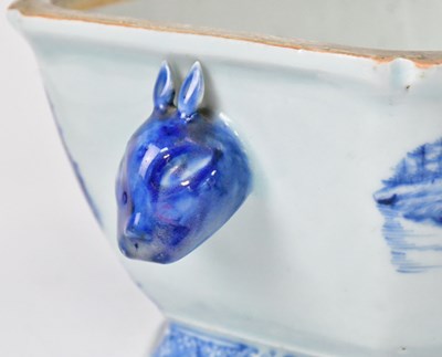 Lot 256 - A matched Chinese Export blue and white tureen...