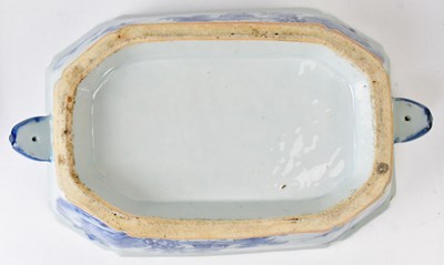 Lot 256 - A matched Chinese Export blue and white tureen...