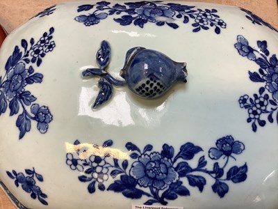 Lot 256 - A matched Chinese Export blue and white tureen...