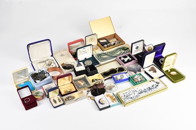 Lot 684 - A good collection of assorted costume...