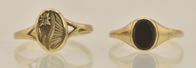 Lot 1322 - A 9ct yellow gold onyx set oval face signet...