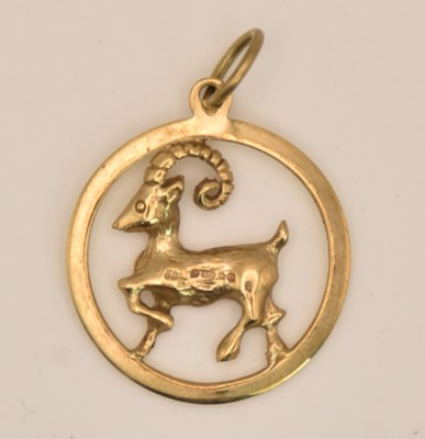 Lot 1377 - A 9ct yellow gold circular pendant with...
