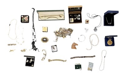 Lot 1435 - A quantity of assorted costume jewellery...