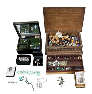Lot 1426 - A large quantity of assorted costume jewellery...