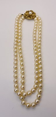 Lot 535 - A boxed set of double strand pearls with...