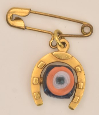 Lot 1405 - A yellow metal horseshoe glass mounted...