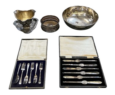 Lot 1120 - A small group of assorted silver plated items,...