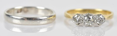 Lot 446 - An 18ct yellow gold and platinum diamond three...
