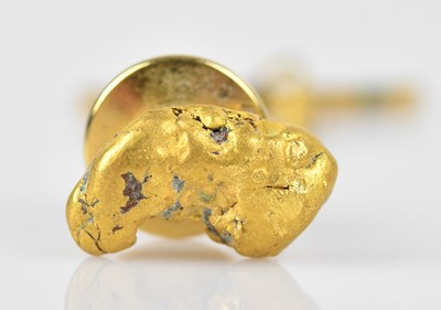 Lot 19 - A yellow metal nugget effect stickpin,...