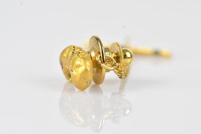Lot 19 - A yellow metal nugget effect stickpin,...