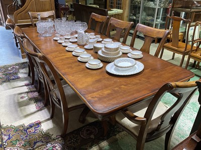 Lot 653 - An oak extending dining table with two leaves,...