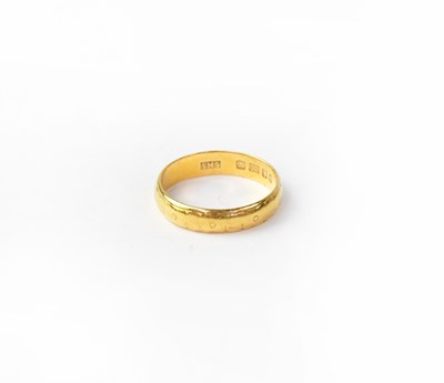 Lot 924 - A 22ct gold wedding ring with engraved...