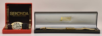 Lot 1551 - SEKONDA; a boxed vintage gold plated gentleman'...