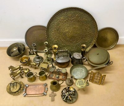 Lot 136 - A quantity of brass and other metalware, to...