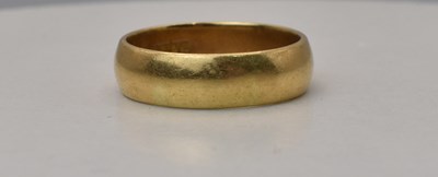 Lot 524 - An 18ct gold gentleman's wedding ring band,...