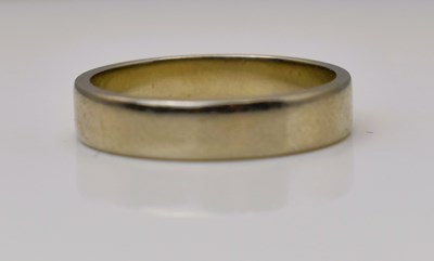Lot 542 - An 18ct white gold wedding ring band, size L,...
