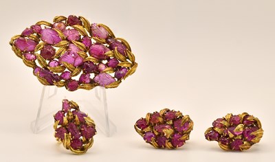 Lot 1349 - A suite of Indian yellow metal carved ruby set...
