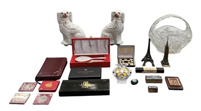 Lot 321 - A quantity of assorted collectors' items,...
