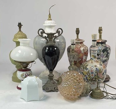 Lot 625 - A quantity of decorative ceramic, glass, and...