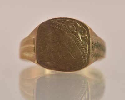 Lot 1340 - A 9ct yellow gold signet ring, size U, approx...