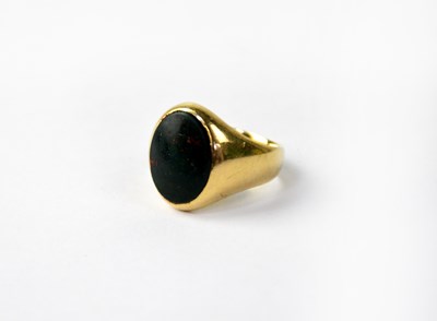 Lot 933 - An 18ct gold signet ring set with bloodstone,...