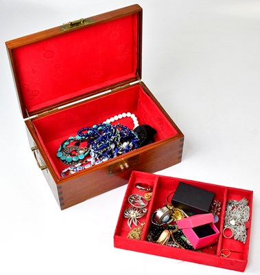 Lot 1012 - A quantity of vintage costume jewellery, to...