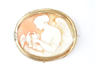 Lot 916 - A large oval cameo brooch depicting a winged...