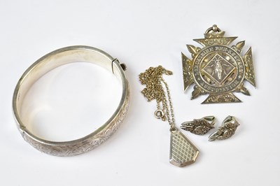 Lot 990 - A mixed lot of silver jewellery, comprising a...
