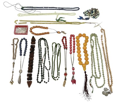Lot 1439 - A small quantity of assorted costume jewellery,...