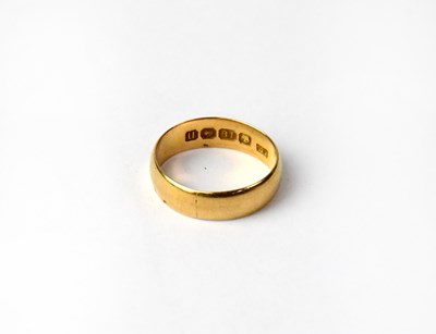 Lot 930 - An 18ct gold wedding ring, size J, approx. 2.5g.