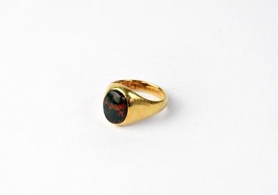 Lot 931 - An 18ct gold signet ring set with agate,...