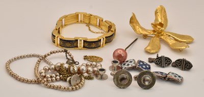 Lot 1440 - A small quantity of assorted costume jewellery,...