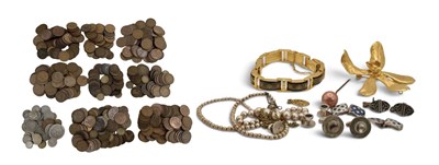 Lot 1765 - A small quantity of assorted costume jewellery,...