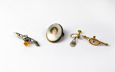 Lot 1052 - A small quantity of jewellery to include a...