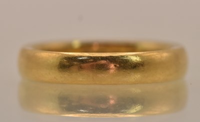 Lot 1280 - A 22ct yellow gold band ring, size M, approx 7....