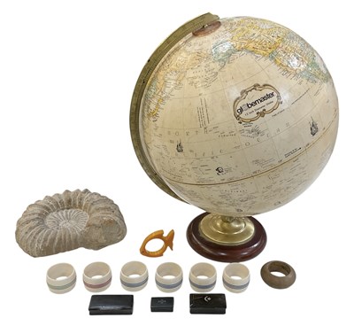 Lot 333 - A small quantity of assorted collectors' items...